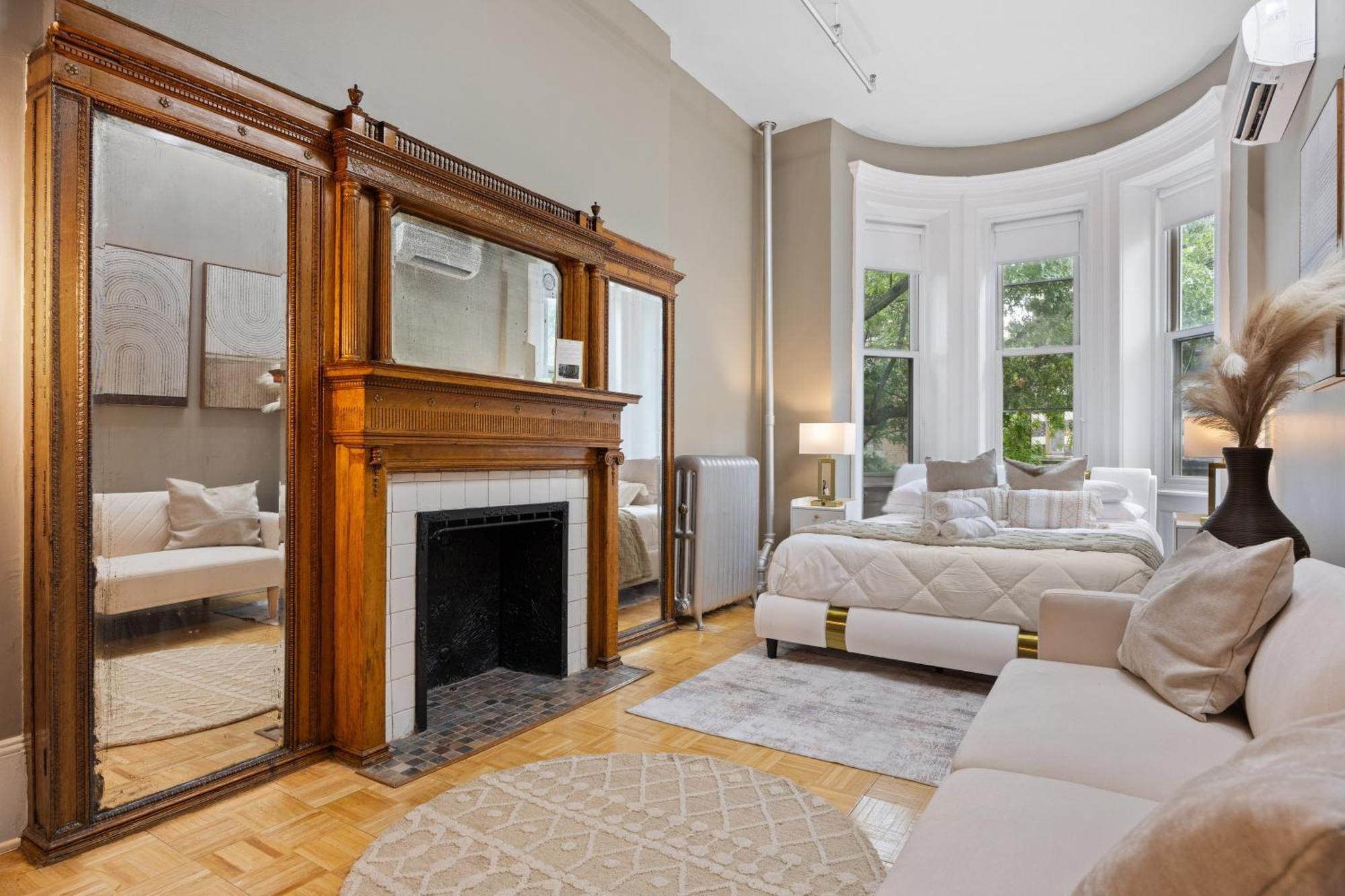 Prime Location 2 Bdr Loft With Patio, Steps To Subway At 