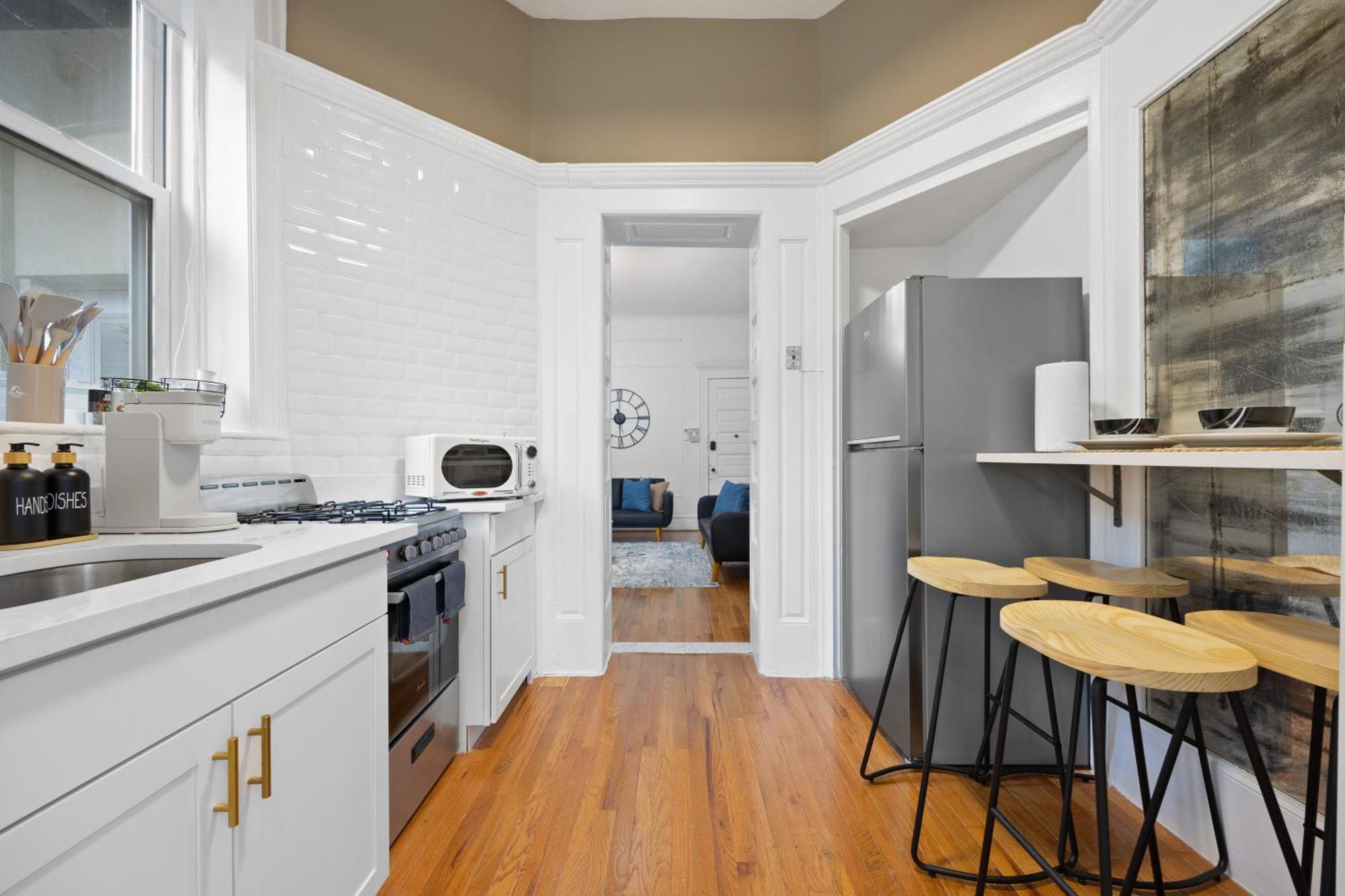 Prime Location 2 Bdr Loft With Patio, Steps To Subway At 
