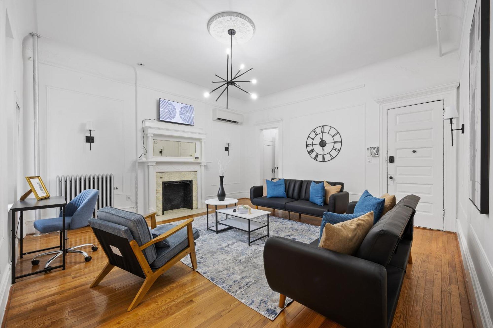Apartment Prime Location 2 Bdr Loft With Patio, Steps To Subway At 