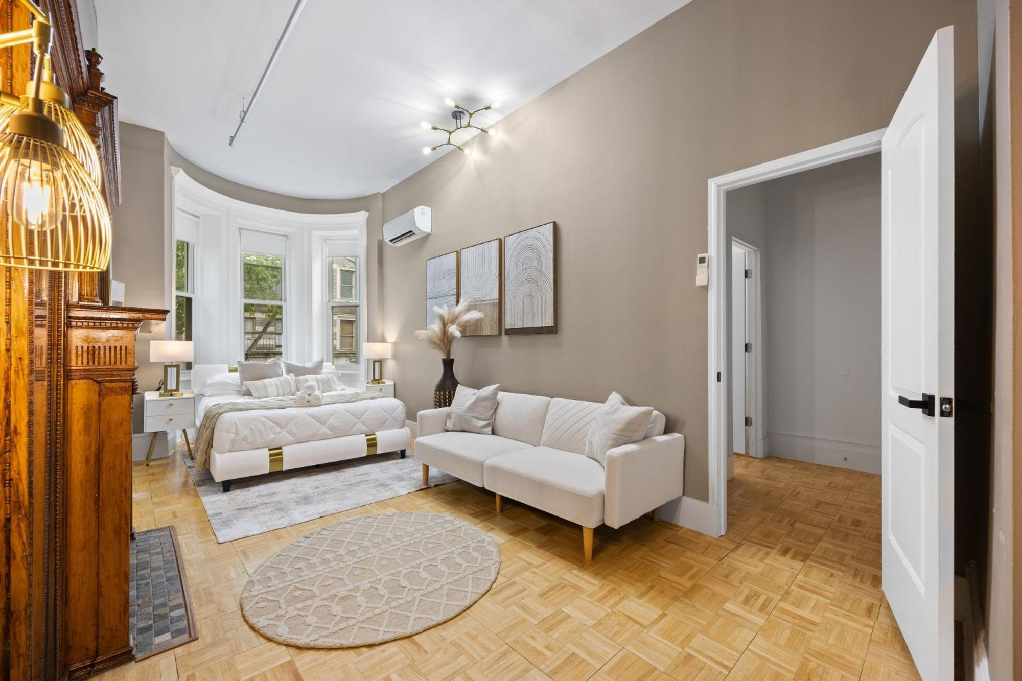 Prime Location 2 Bdr Loft With Patio, Steps To Subway At 