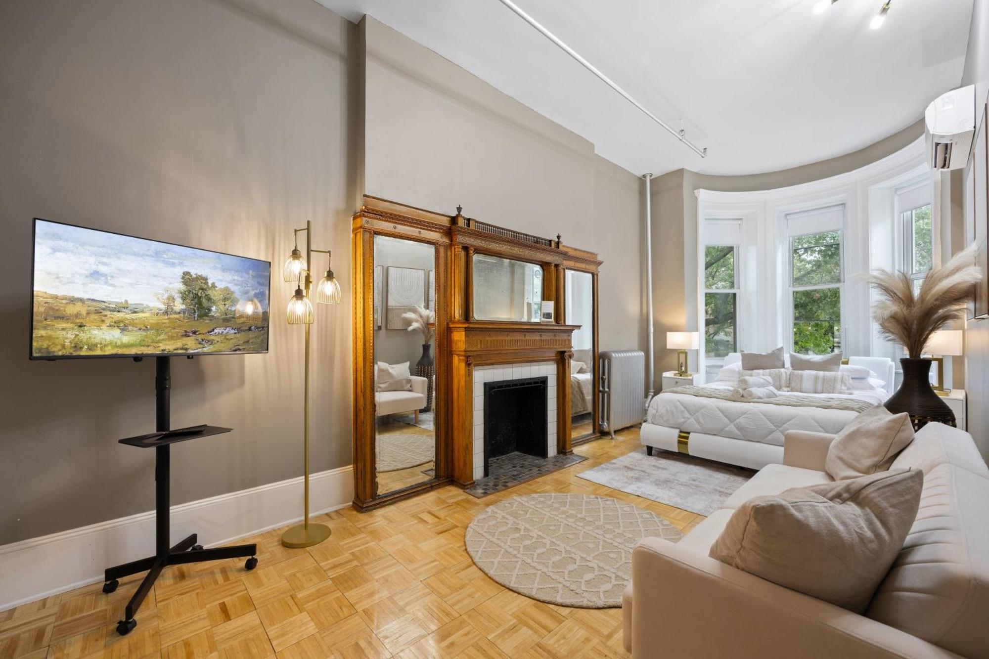Apartment Prime Location 2 Bdr Loft With Patio, Steps To Subway At 