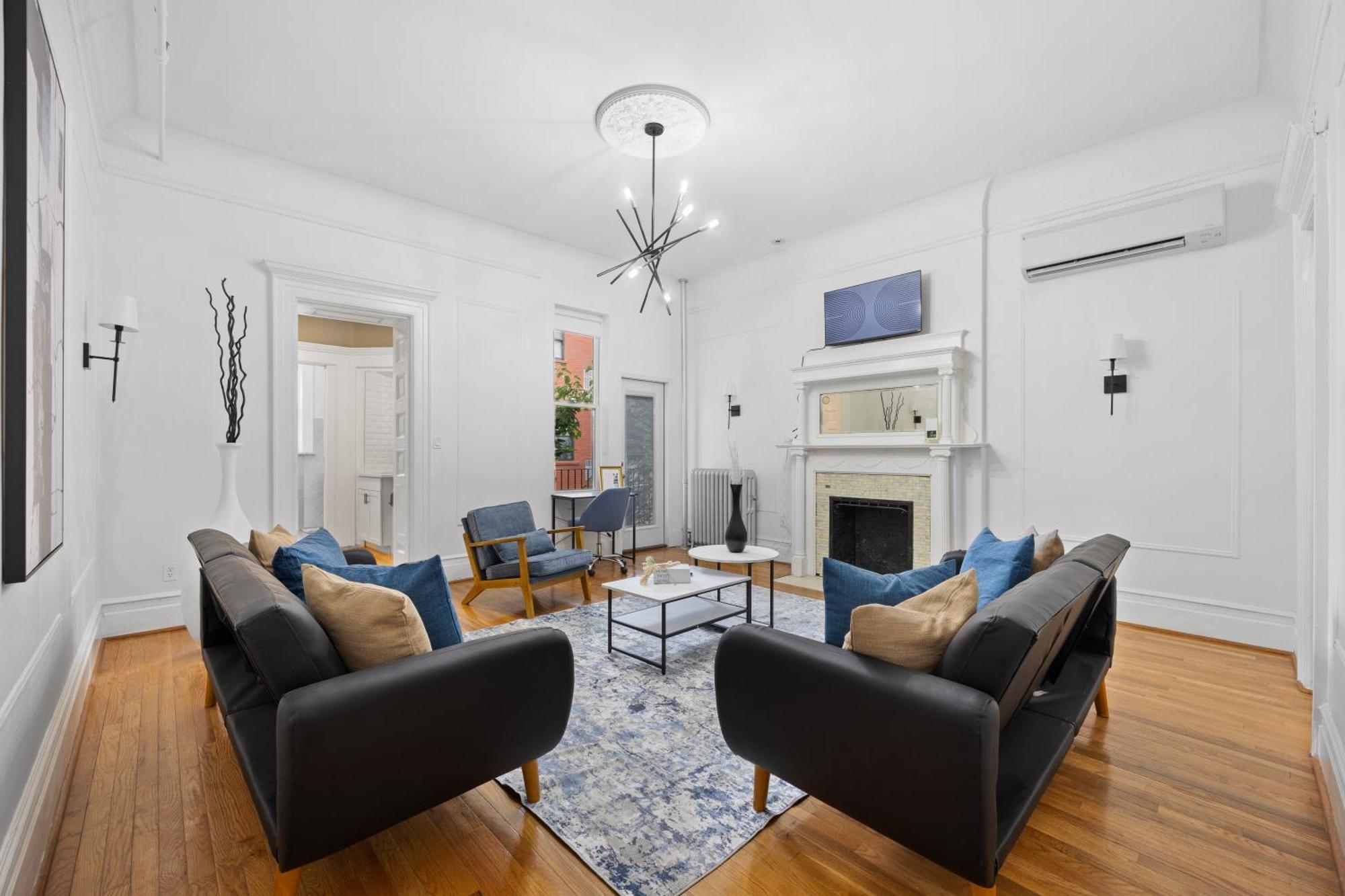 Prime Location 2 Bdr Loft With Patio, Steps To Subway At 