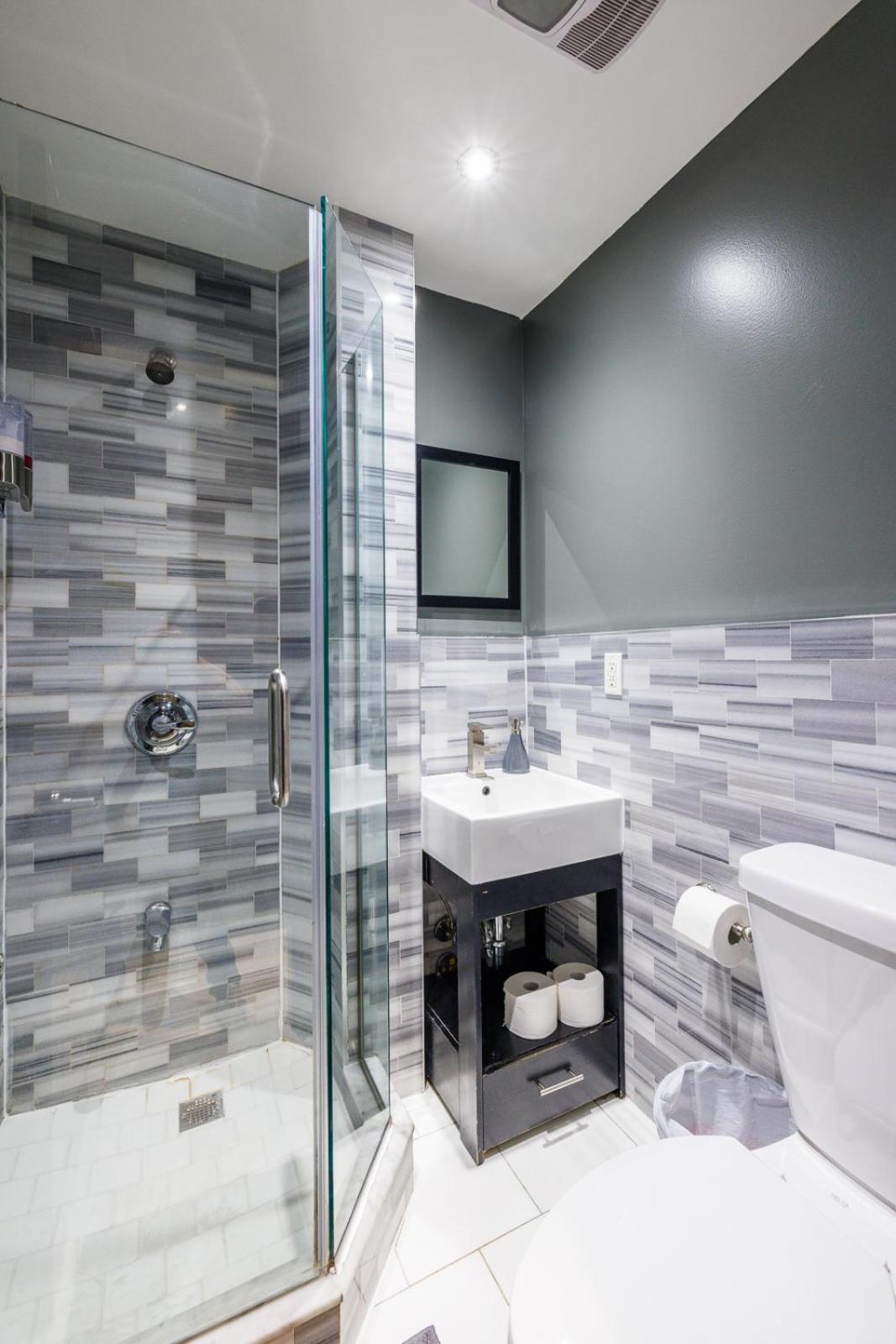 Apartment Park Side Living, Style -5 *
