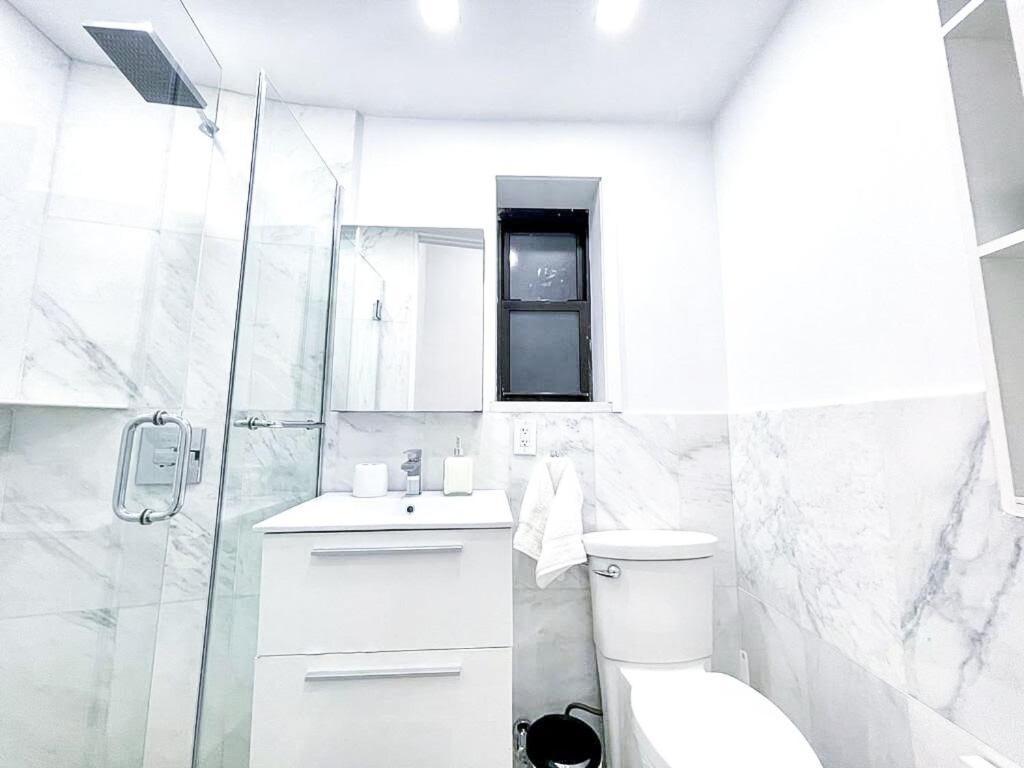 Apartment 62-2b Renovated 1br Located In Prime Upper East Side New York