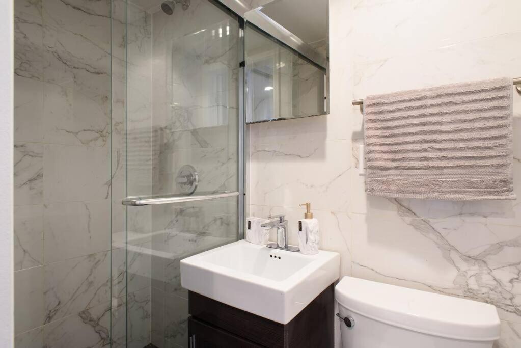 69-5a Celebrate The Season Modern Lower East Side 1br Apartment New York