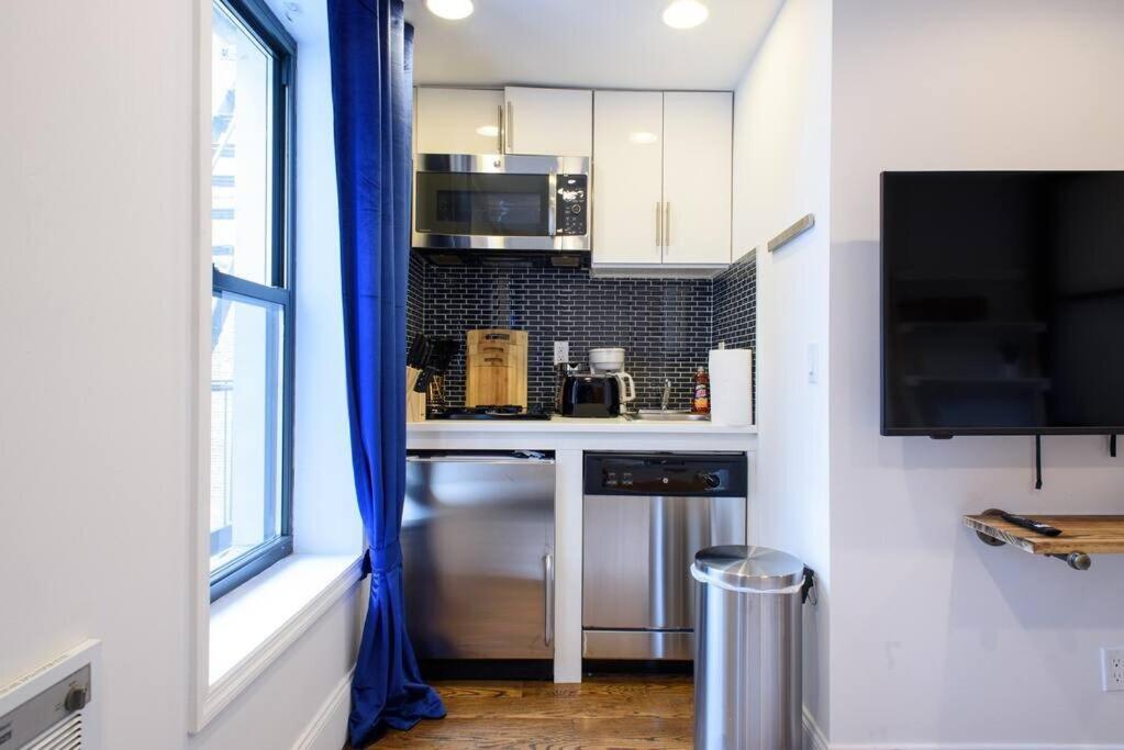 69-5a Celebrate The Season Modern Lower East Side 1br Apartment