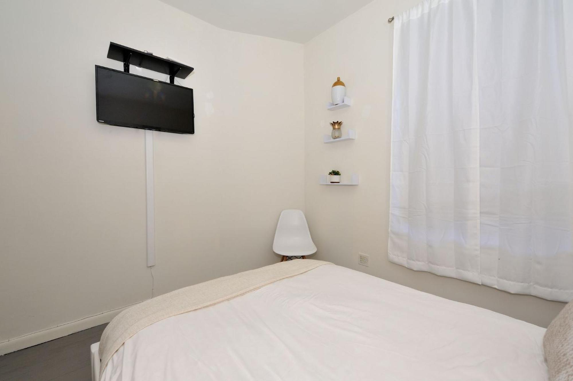 Amazing 3 Bedroom 1 Bath Apartment *