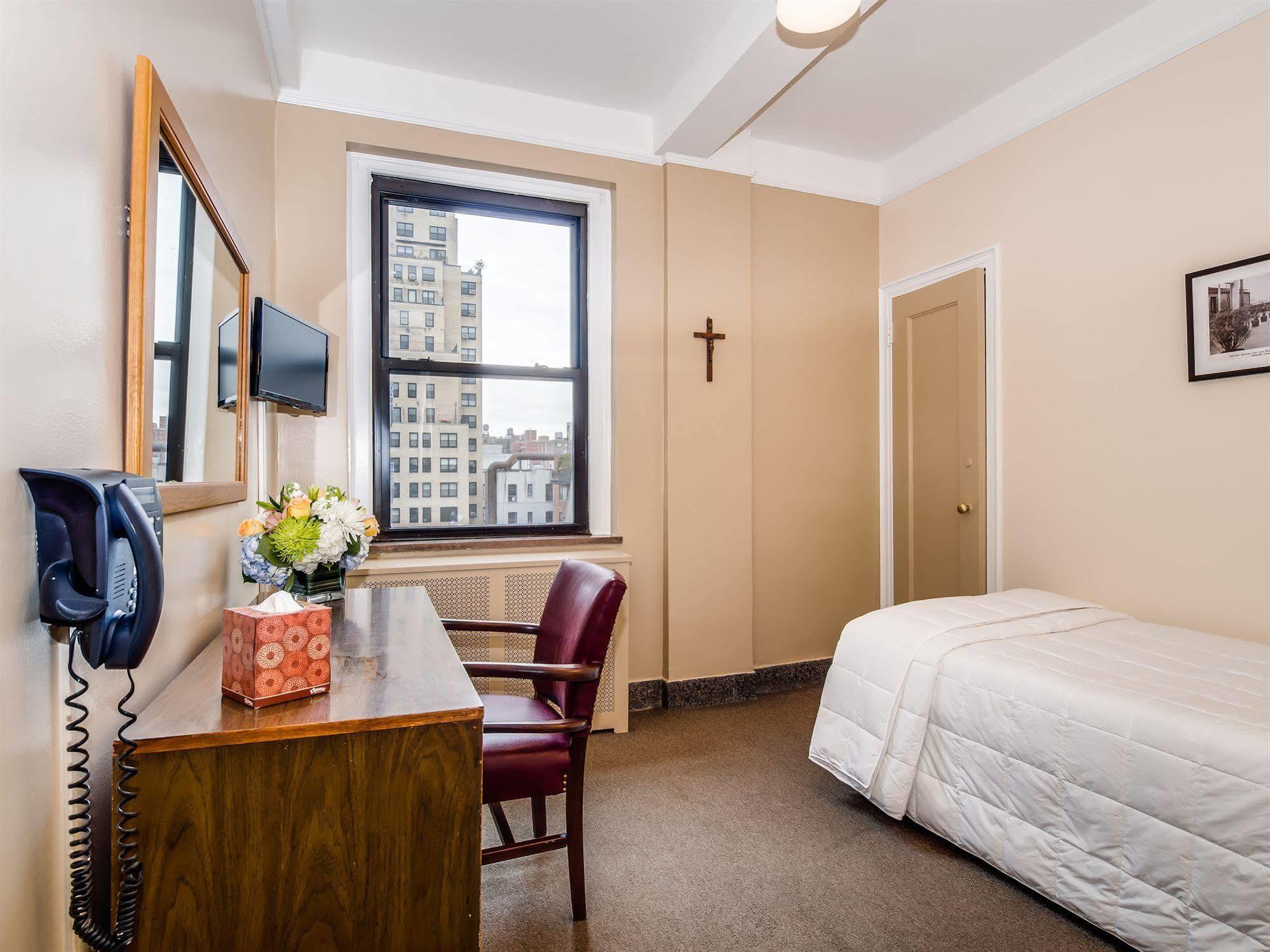 Leo House 3*