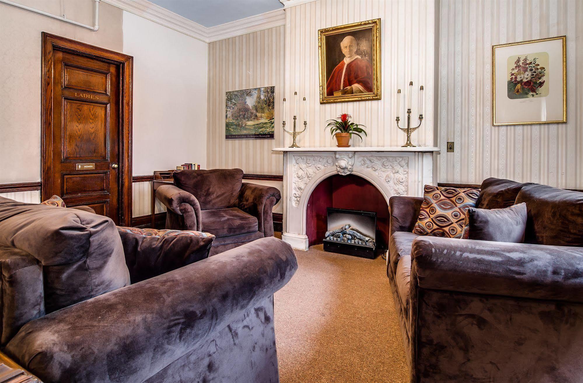 Leo House Hotel 3*