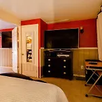 Large Apt, One Block To Train