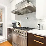 Luxurious 5 Bedroom Townhouse