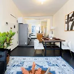 E10-1 Designer East Village Townhouse 1Br