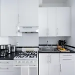 83-2Fe Ues Central Park Newly Furnished Studio