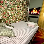 Tropical Comfort Room In Harlem Cozy Stay With Snacks & Style