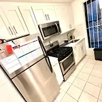 Amazing Ground Floor 2 Bedrooms In Nyc Subway Crossing The Street And One Station To Manhattan