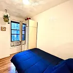 Amazing Ground Floor 2 Bedrooms In Nyc Subway Crossing The Street And One Station To Manhattan