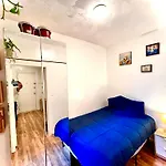 Amazing Ground Floor 2 Bedrooms In Nyc Subway Crossing The Street And One Station To Manhattan