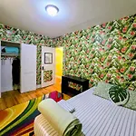 Tropical Comfort Room In Harlem Cozy Stay With Snacks & Style
