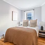 Charming 2-Bed 1-Bath Apartment In Turtle Bay