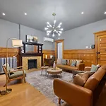 1 Min To Subway, King Bed Luxurious Airy Space Patio At \
