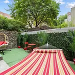 Private Garden Getaway Cozy And Chic Near Subway At \