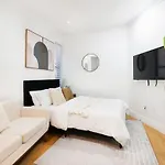 403-2E Newly Renovated Studio Ues