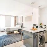 1597-14 New Renovated Studio Rime Ues