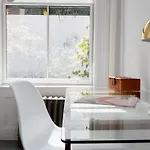 E10-2 Designer East Village Townhouse 1Br