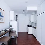 83-2Fe Ues Central Park Newly Furnished Studio