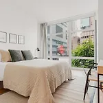 Outstanding & Bright Apartment In Midtown Manhattan