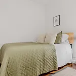 Outstanding & Bright Apartment In Midtown Manhattan