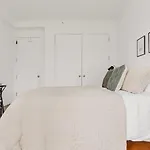 Outstanding & Bright Apartment In Midtown Manhattan
