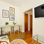 Unique 2 Bed 1 Bath In Ues