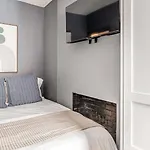 Elegant & Chic 4 Bdr & 1 Bth In Midtown Manhattan