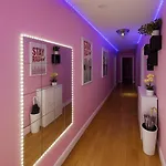 Tropical Comfort Room In Harlem Cozy Stay With Snacks & Style
