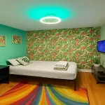 Tropical Comfort Room In Harlem Cozy Stay With Snacks & Style