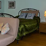 Harlem Jazz Getaway Mansion.
