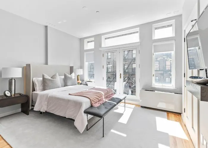 Luxe Studio Apt With Charming Juliet Balcony