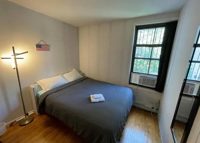 Comfy Room At Great Townhouse In Williamsburg