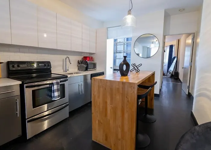 E10-1 Designer East Village Townhouse 1Br