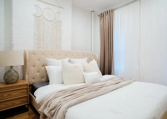 1288-4R Newly Furnished Prime Ues 2Br