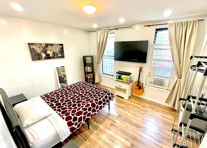 Amazing Ground Floor 2 Bedrooms In Nyc Subway Crossing The Street And One Station To Manhattan