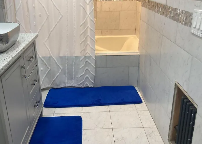 3 Bedroom Cozy Retreat With Large Backyard