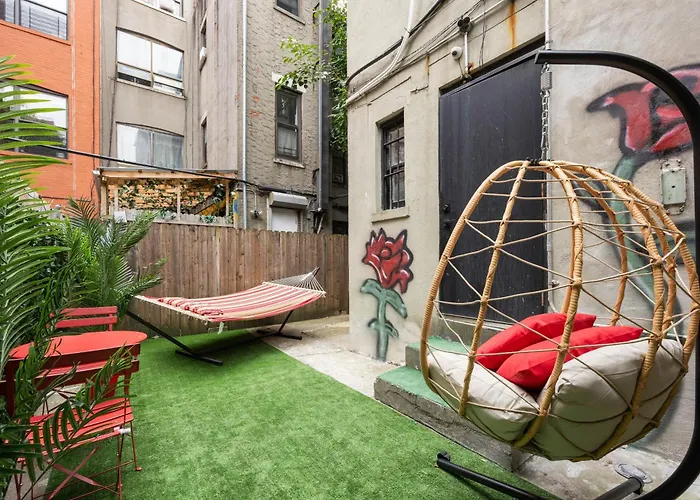 Private Garden Getaway Cozy And Chic Near Subway At \