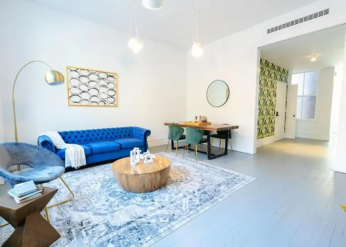 E10-2 Designer East Village Townhouse 1Br