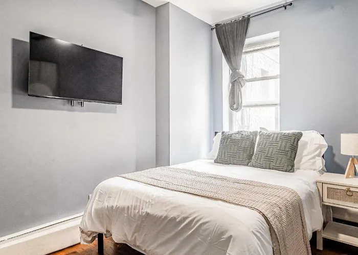 Elegant & Chic 4 Bdr & 1 Bth In Midtown Manhattan