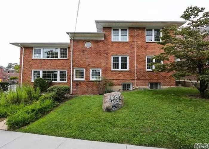 Queens Briarwood Garden House