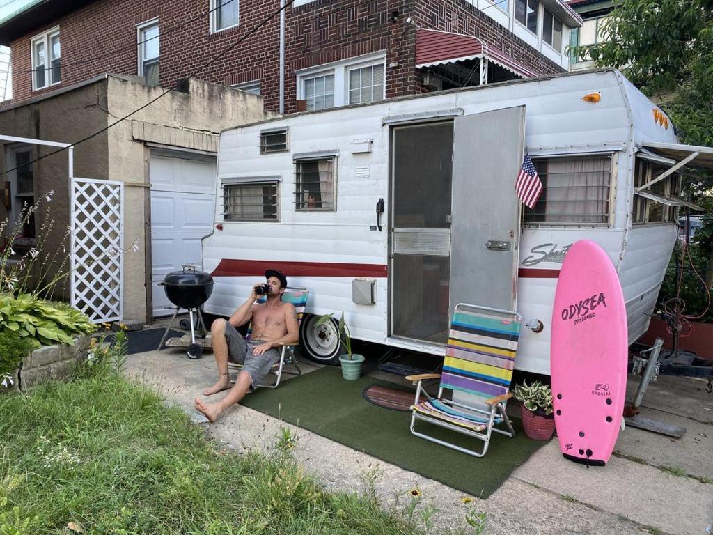 Chalet 60s Surf Camper With Nyc Skyline View In Rockaway *