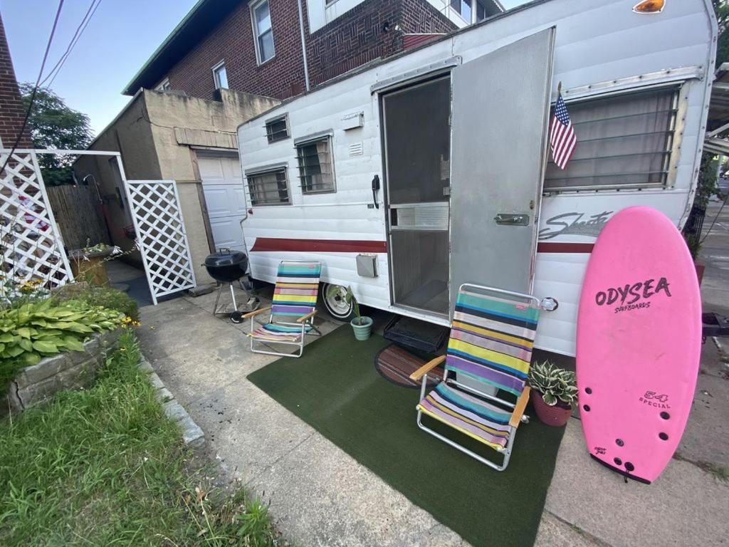 60s Surf Camper With Nyc Skyline View In Rockaway Chalet