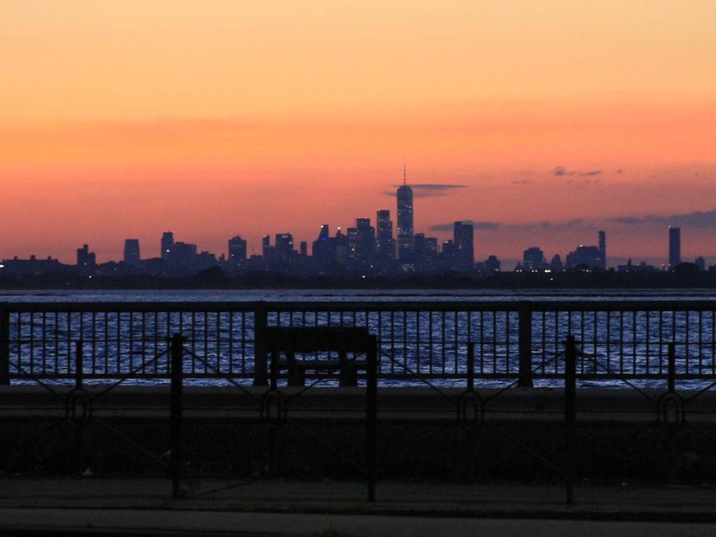 60s Surf Camper With Nyc Skyline View In Rockaway *